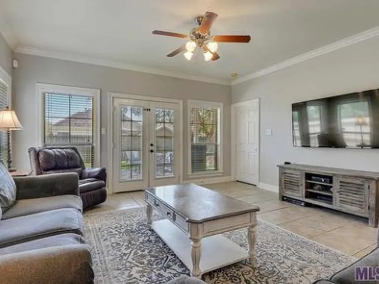 10224 Hillmont Ave — Photo 5
