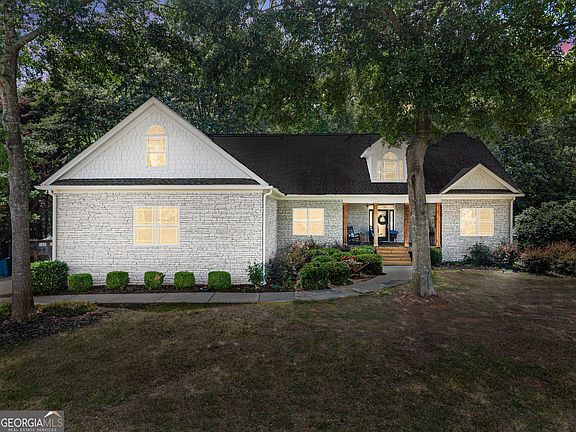2nd image of 860 Lakeview Dr