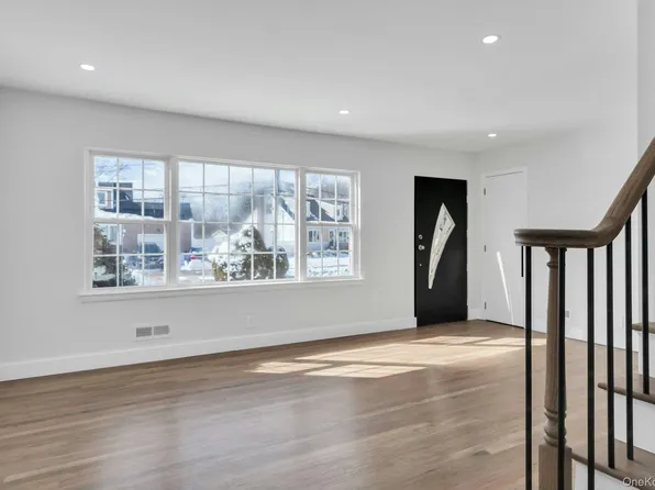 11 Barbara Dr, South Farmingdale, NY 11735