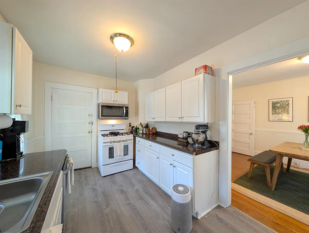Building Photo - 18 Sanborn Ave #3