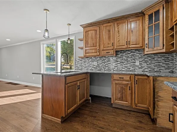 11213 E 10th St S, Independence, MO 64054