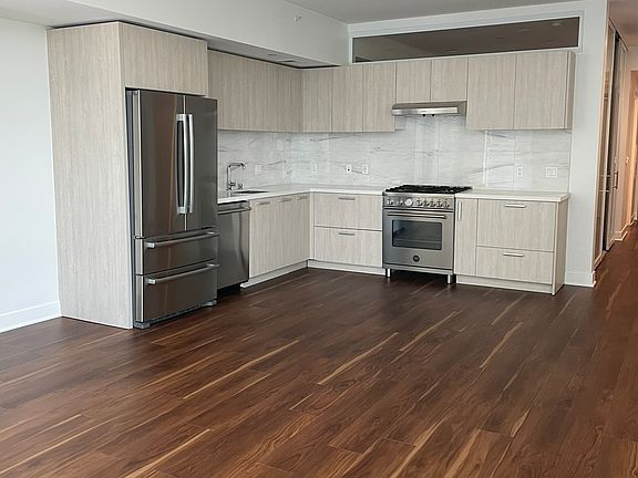 5th image of 188 W Saint James St #10707