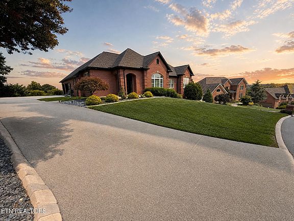 3rd image of 421 Saddle Ridge Dr