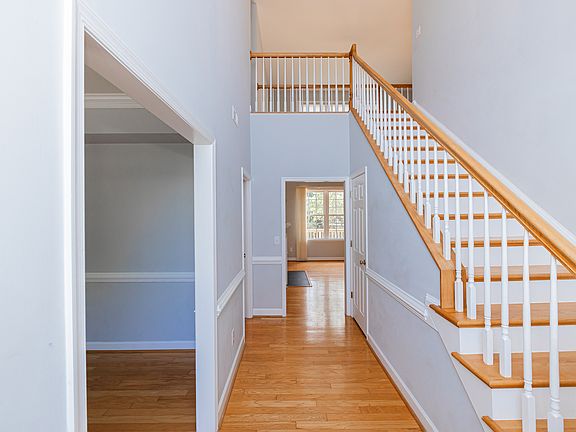 Sunny entryway with 18 foot ceiling!