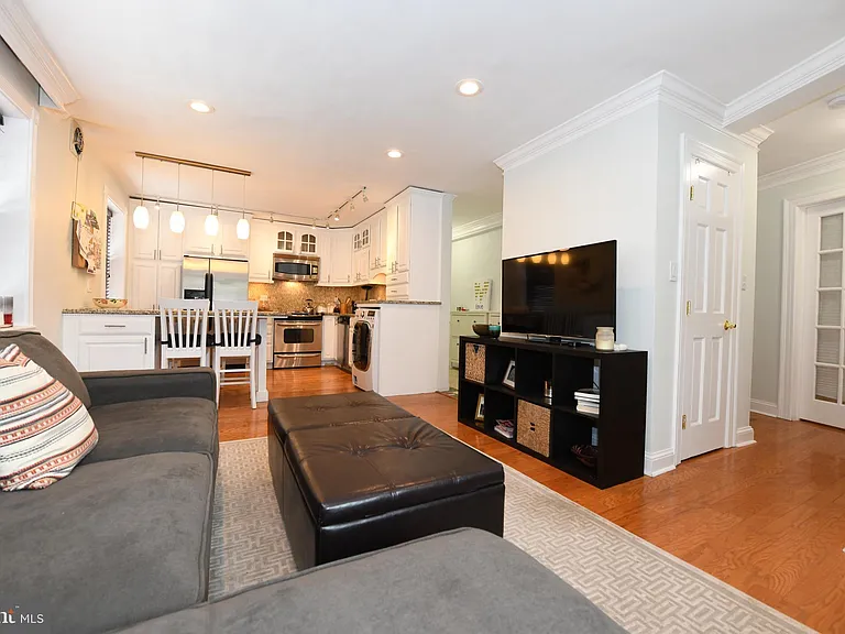 7036 Strathmore St #211 — Photo 15