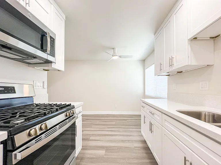 6535 Pickering Ave — Photo 17