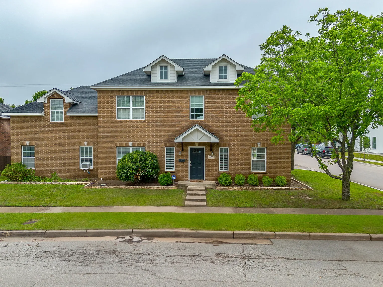 5 bed, 4650 sqft, $6,000 — Photo 2
