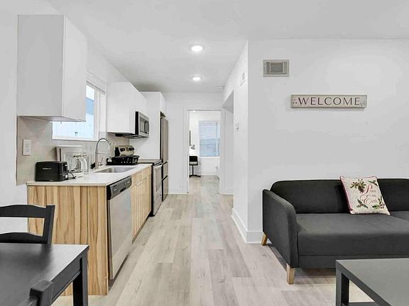 4th image of 1515 N Carroll Ave #201