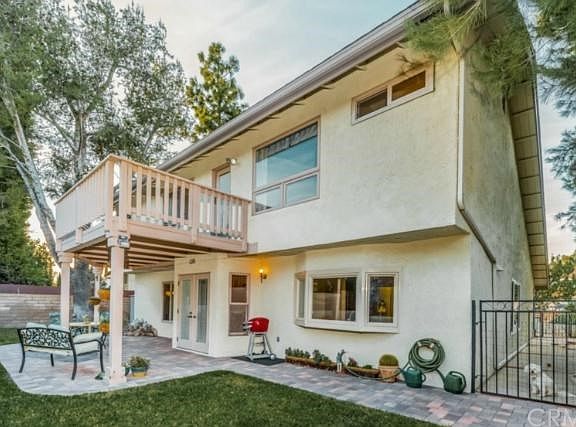 Lovely Patio and gated dog run.