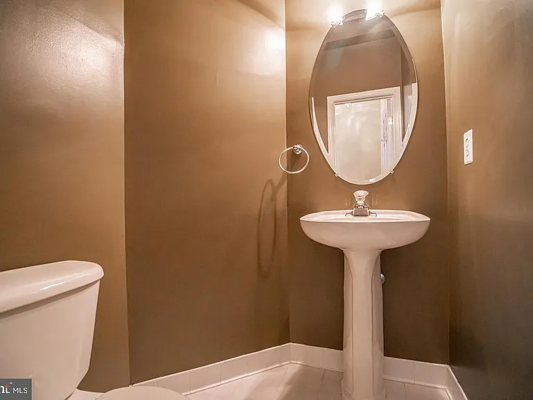 437 Clayton Ln — Photo 6