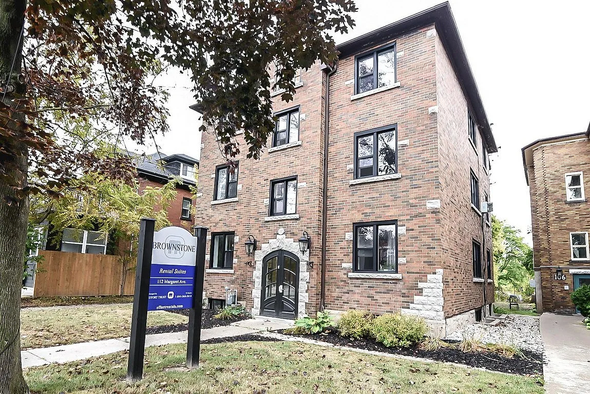 Brownstone 236 (Margaret Ave Apartments) — Photo 4