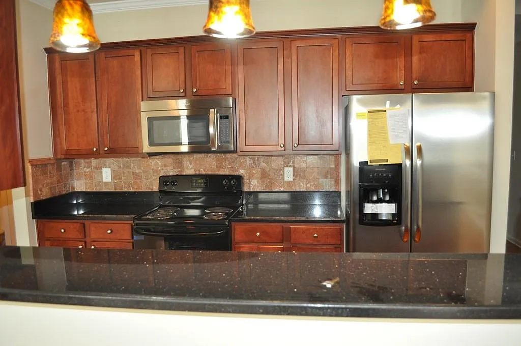 2 bed, 2.5 bath, 2028 sqft, $1,990 — Photo 4