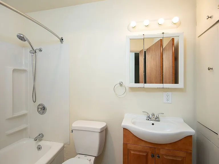Avante Apartments - Charming, Centrally Located Building with Off Street Parking! — Photo 18