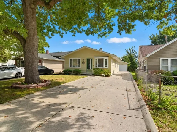 1525 Woodbine Dr, Round Lake Beach, IL 60073