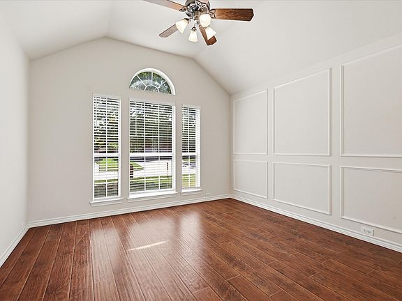 5th image of 1021 Hyannis St