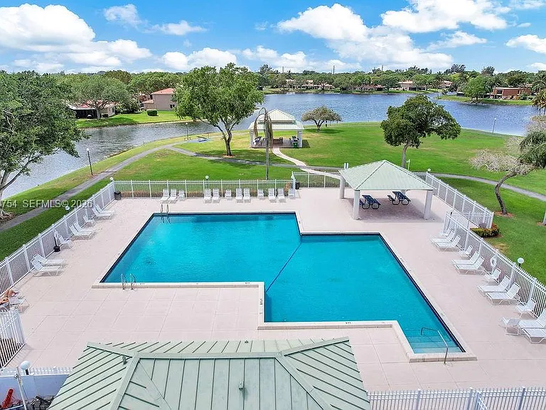 1623 E Harmony Lake Cir — Photo 37