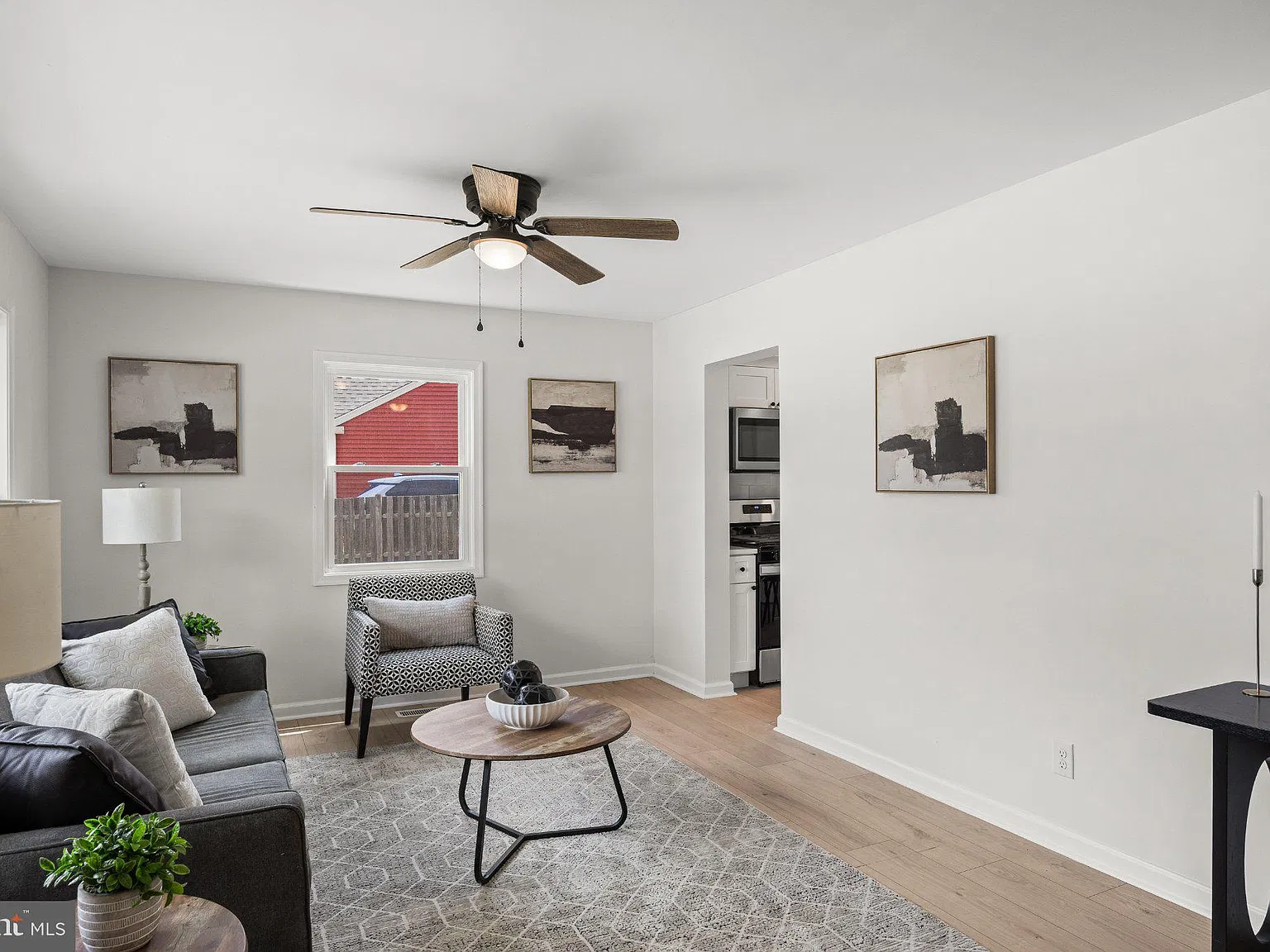 3 bed, 1.0 bath, 912 sqft, $2,750 — Photo 2