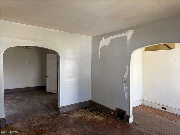 5th image of 3921 Poe Ave