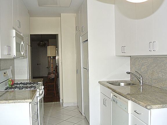 5th image of 27010 Grand Central Pkwy APT 17V