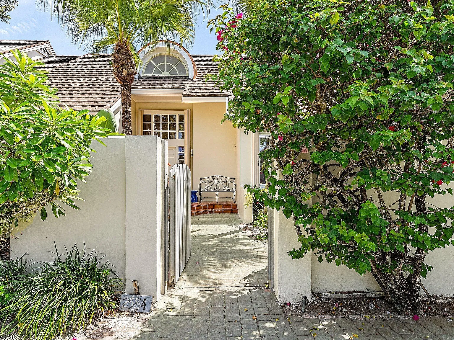 3 bed, 3.0 bath, 1936 sqft, $9,000 — Photo 3