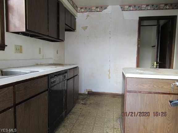 3rd image of 108 E Mapledale Ave