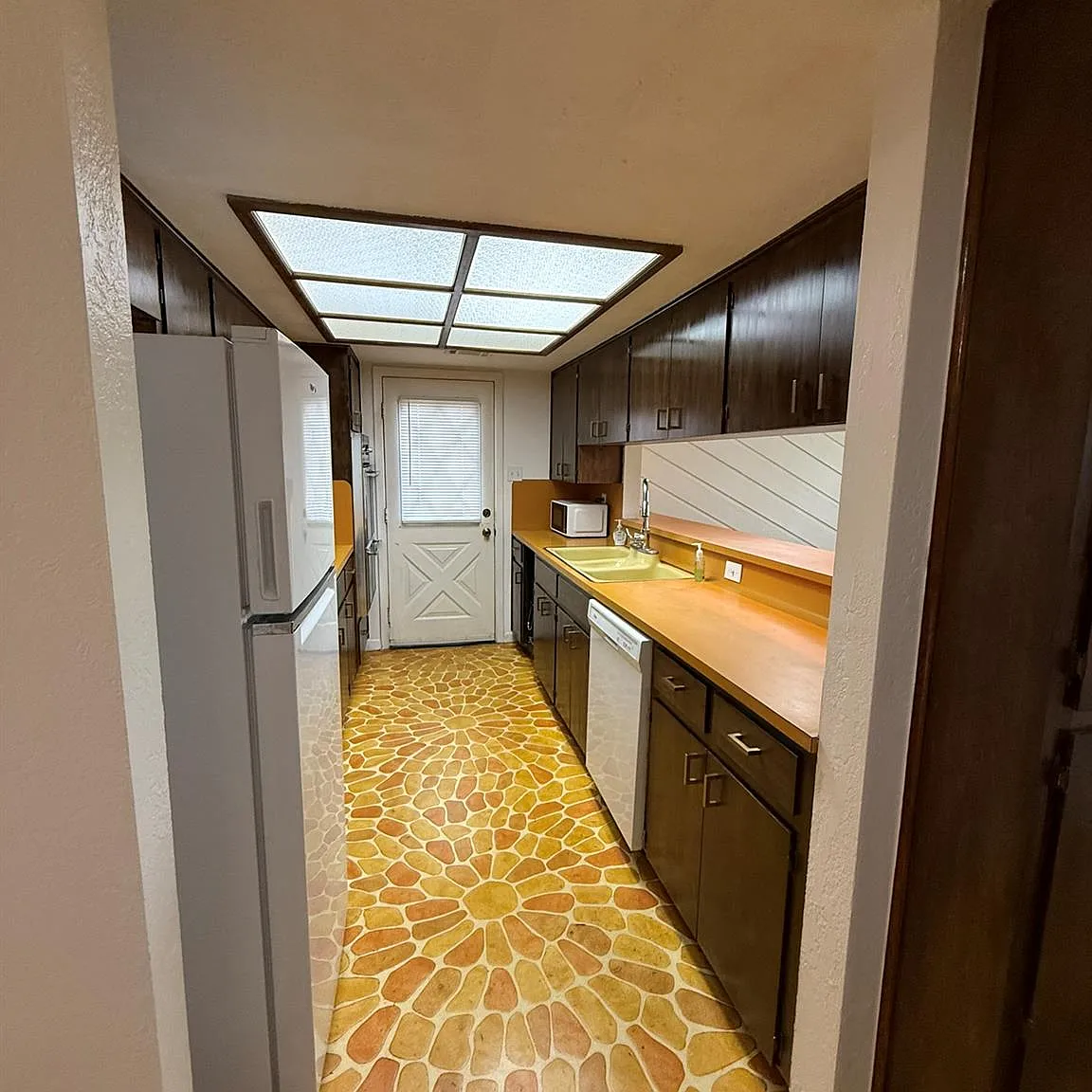 3 bed, 2.0 bath, 2096 sqft, $5,490 — Photo 4