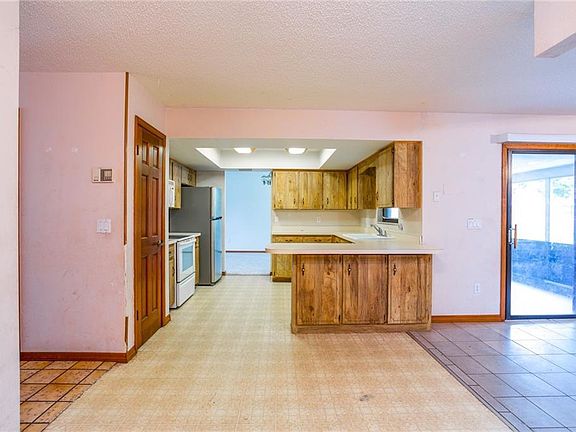4th image of 1370 Saxon Blvd