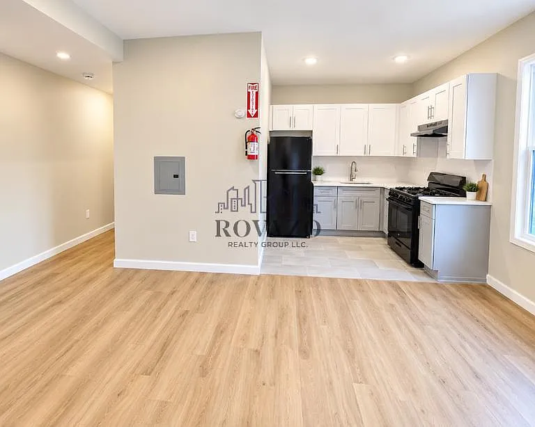 2 bed, 600 sqft, $1,950 — Photo 2