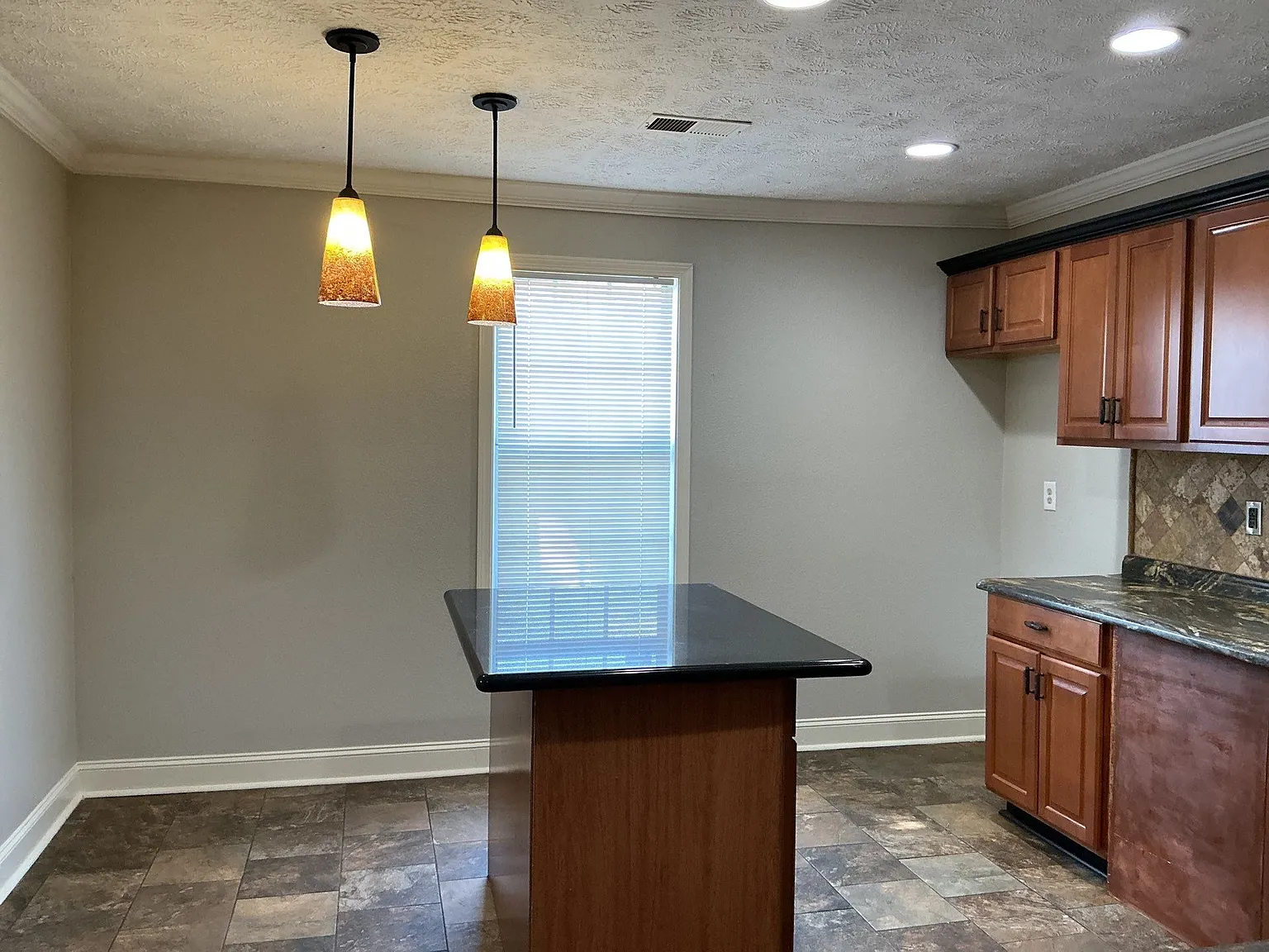 3 bed, 1220 sqft, $1,550 — Photo 4