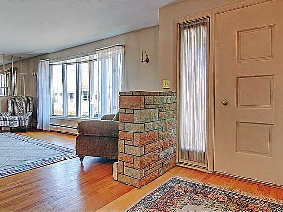4th image of 44 Laurel Dr