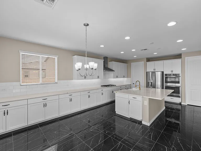 16001 N Columbus Blvd — Photo 18
