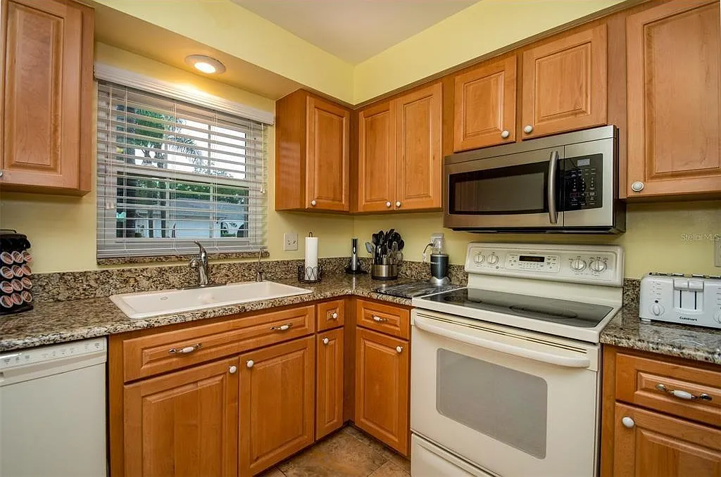 999 Gillespie Dr — Photo 2
