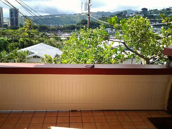 Breezy, fluid view of the Pali and Nuuanu valley.