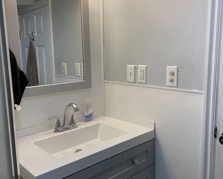 1368 Davis Ave — Photo 6