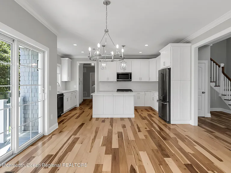 402 6th Ave — Photo 3