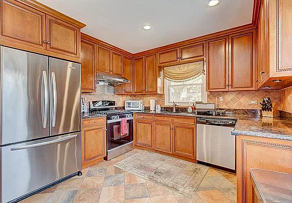 5th image of 57-03 Cloverdale Blvd