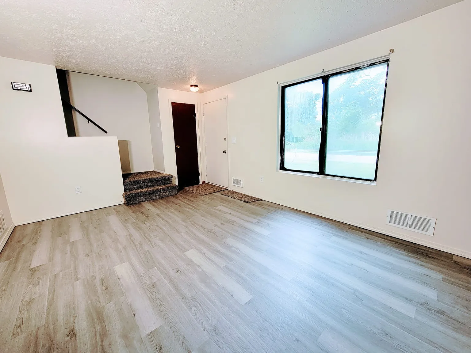 2 bed, 1.5 bath, 1200 sqft, $1,600 — Photo 2