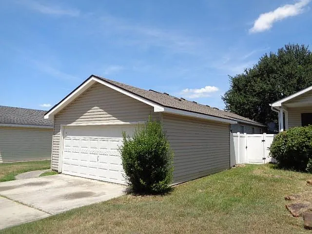 3 bed, 2.0 bath, 1490 sqft, $1,600 — Photo 2