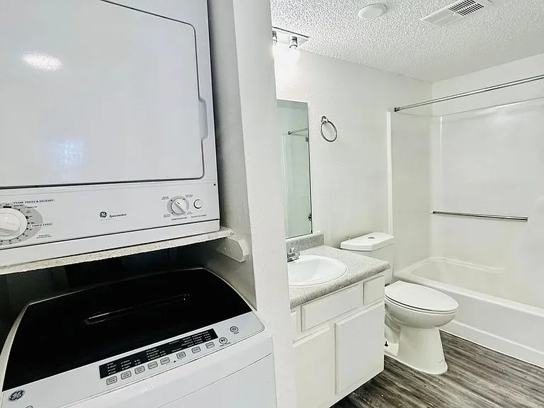 Almonte Apartments — Photo 27