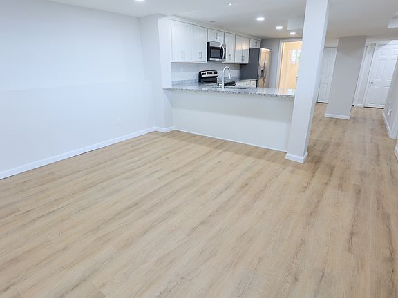 3rd image of 528 N Cogswell Dr