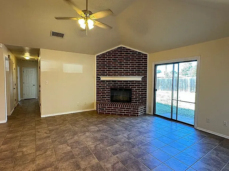 1202 Lindsey Ln