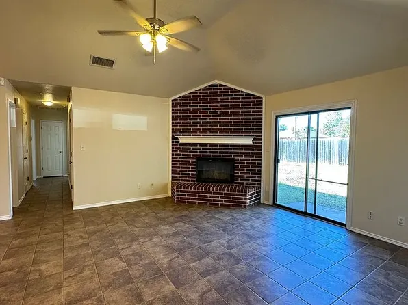 1202 Lindsey Ln, Cleburne, TX 76033