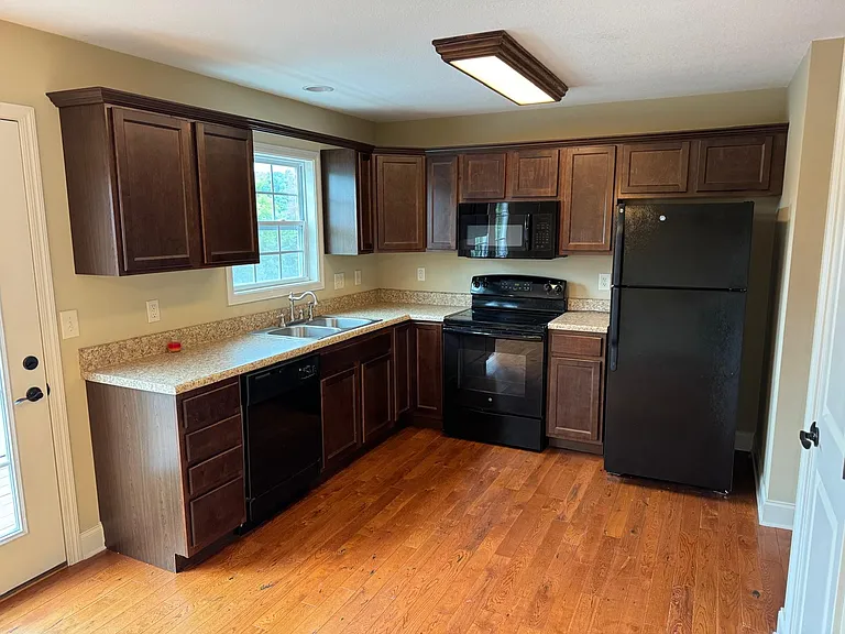 610 Grays Pointe Ct — Photo 5