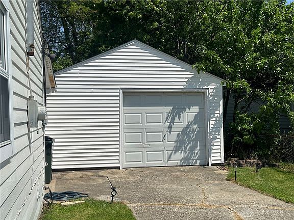3rd image of 879 Bristol Dr