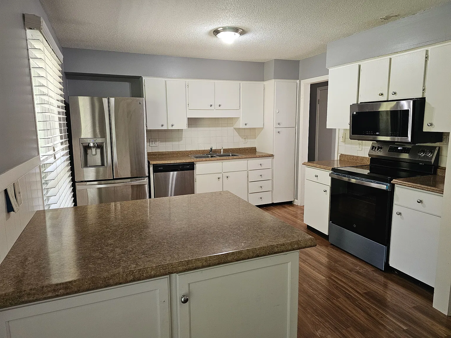 4 bed, 2094 sqft, $2,200 — Photo 3