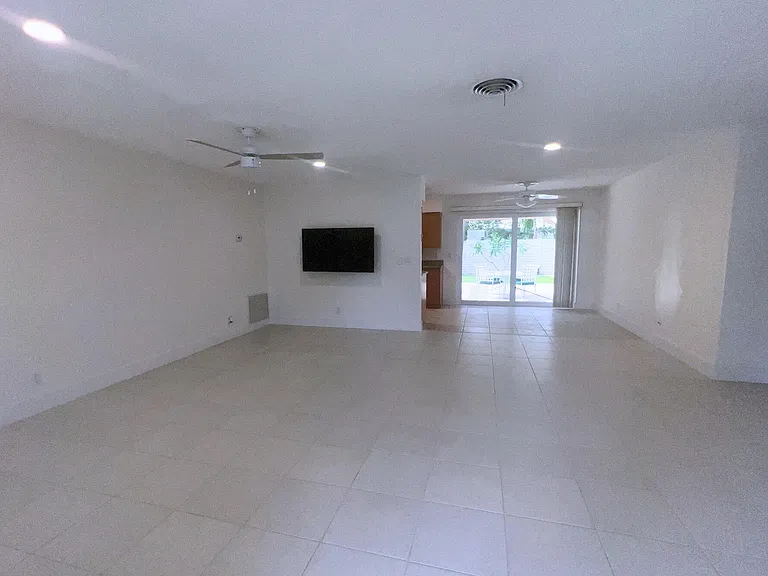 1260 Manor Dr — Photo 8