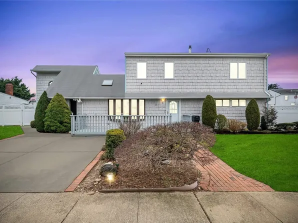 2192 Dogwood Lane, Westbury, NY 11590