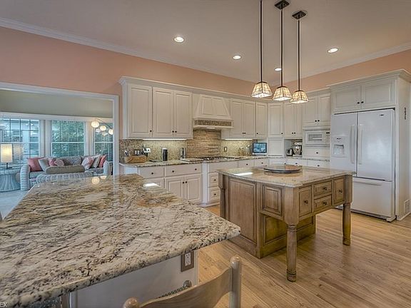 5th image of 3610 Bay Hill Dr
