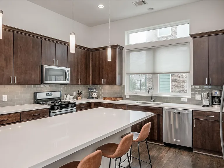 1907 Houston Ave — Photo 9