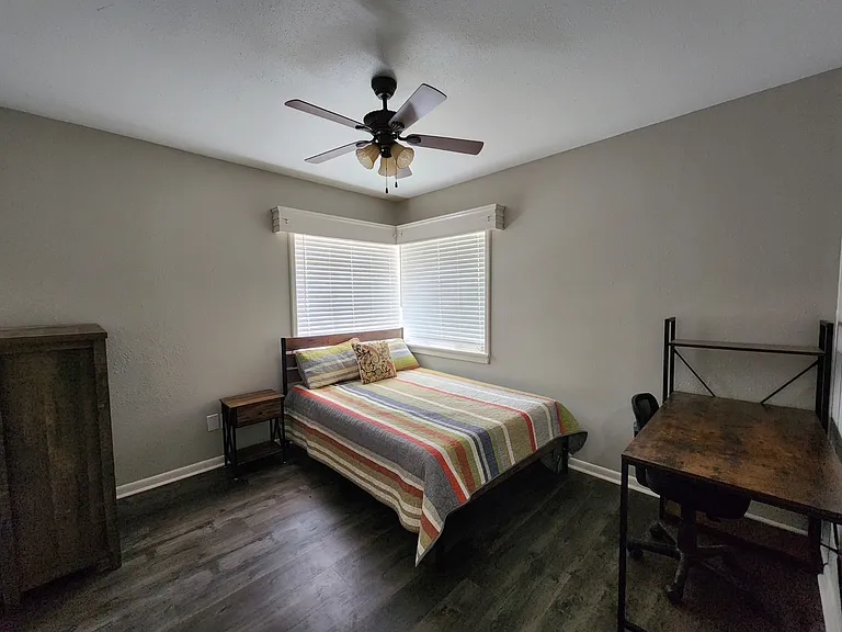 718 W College St — Photo 4